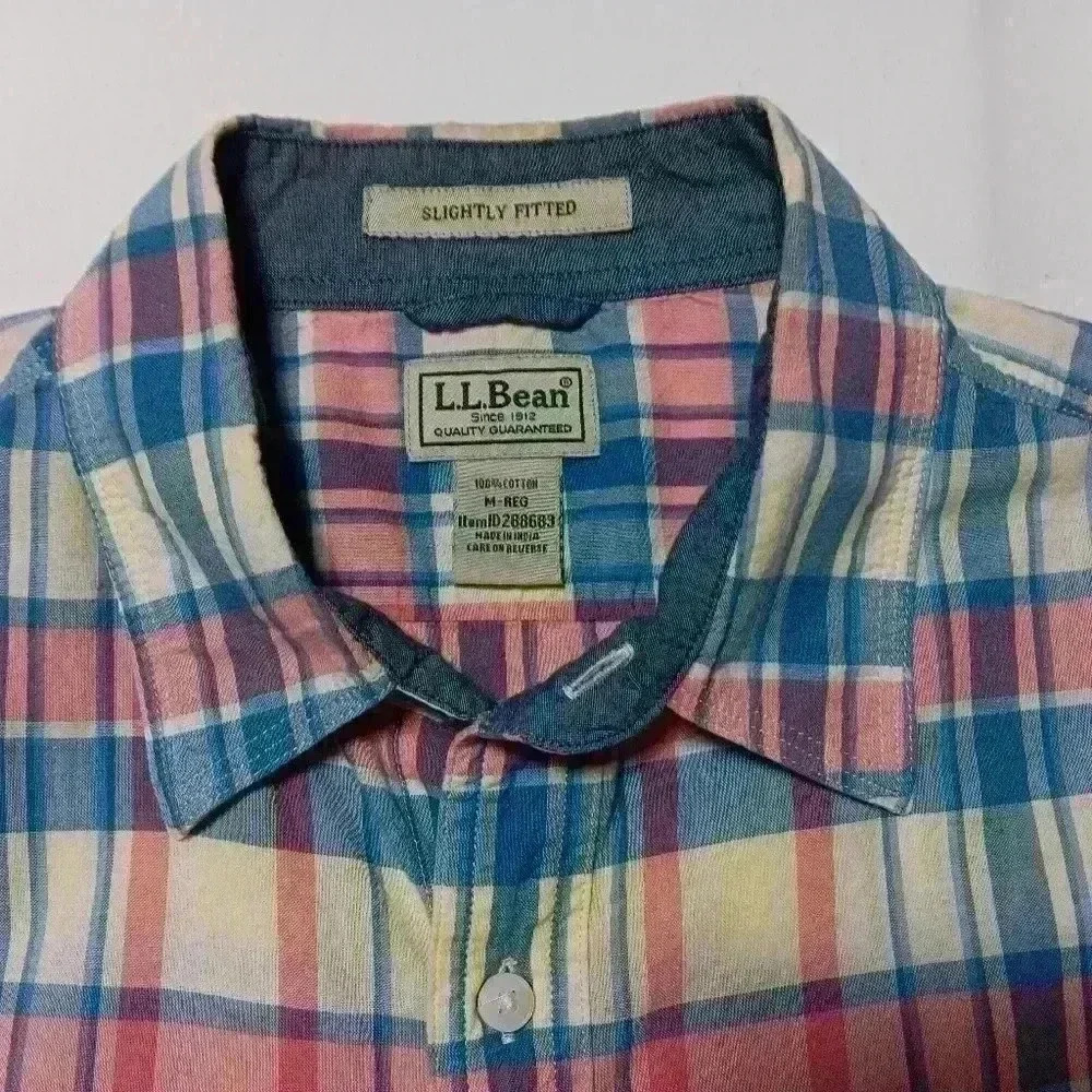 LL BEAN Slightly Fitted Short Sleeve button down shirt. Men's size M  💯 Cotton
